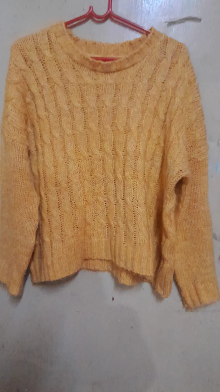 Sweater tejido de color amarillo, con diseño trenzado. Ideal para un look casual y abrigado.