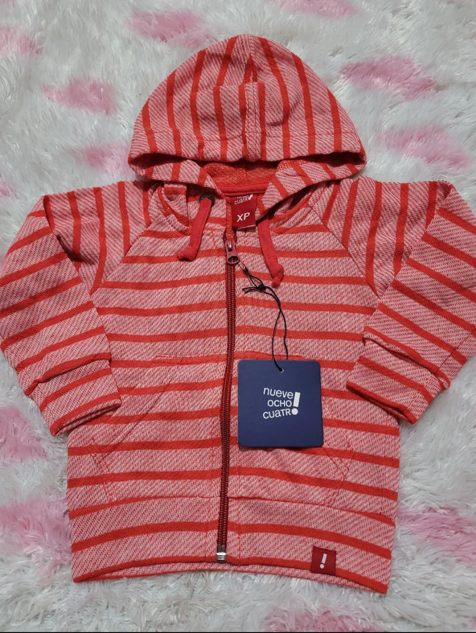 Buzo con capucha a rayas rojas y blancas, ideal para los días frescos. Perfecto para un look casual y cómodo.