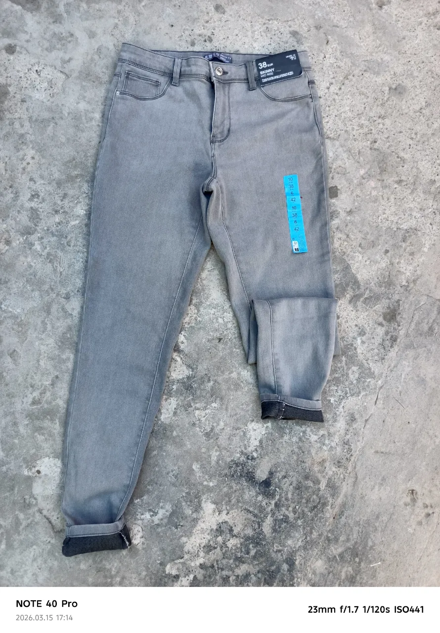 Jean tiro medio color gris. Modelo skinny.