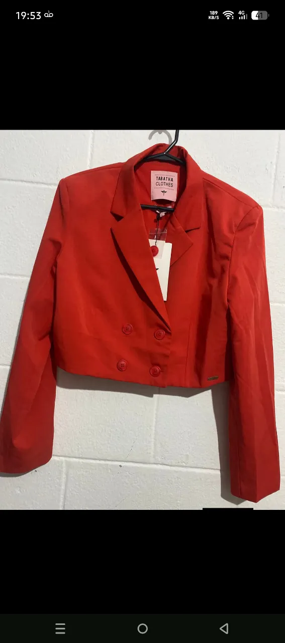 Blazer rojo corto, con doble abotonadura y solapa clásica. Ideal para un look canchero y elegante.