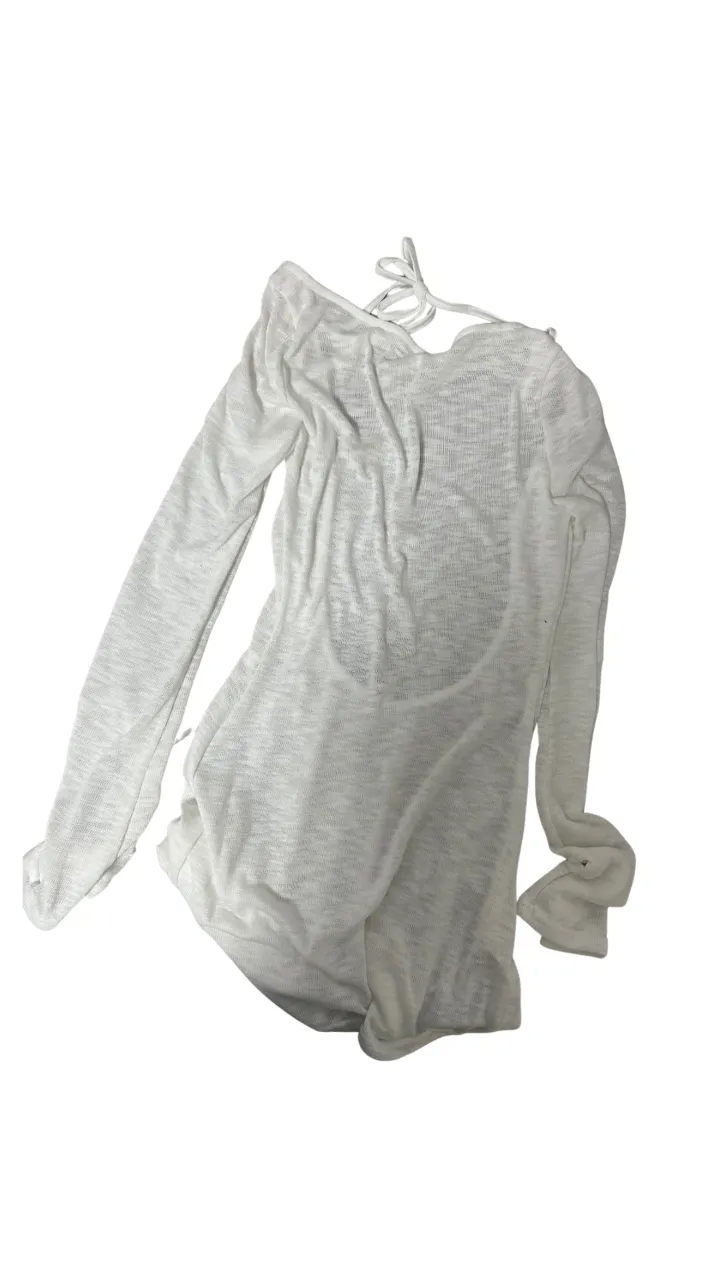 Remera blanca de manga larga, escote en V con tiras para atar en la espalda. Tejido liviano y traslúcido.