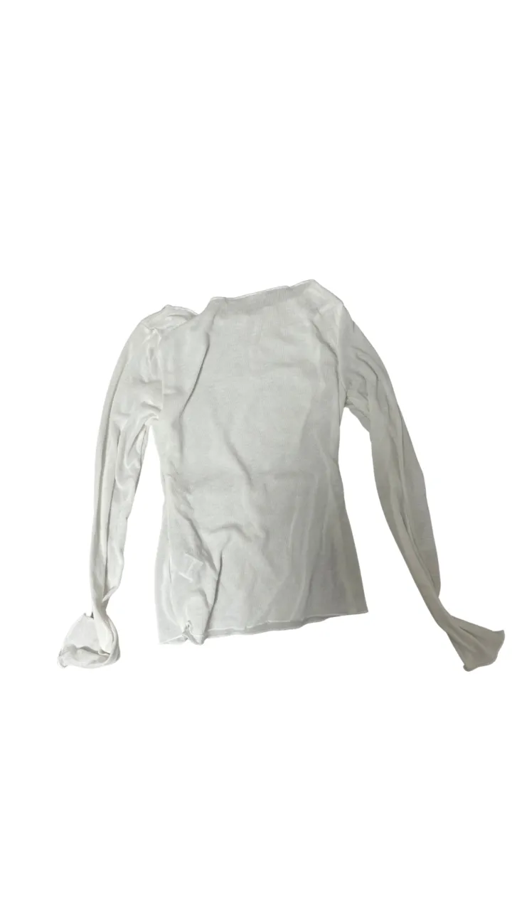 Remera blanca de manga larga translúcida con cuello redondo.