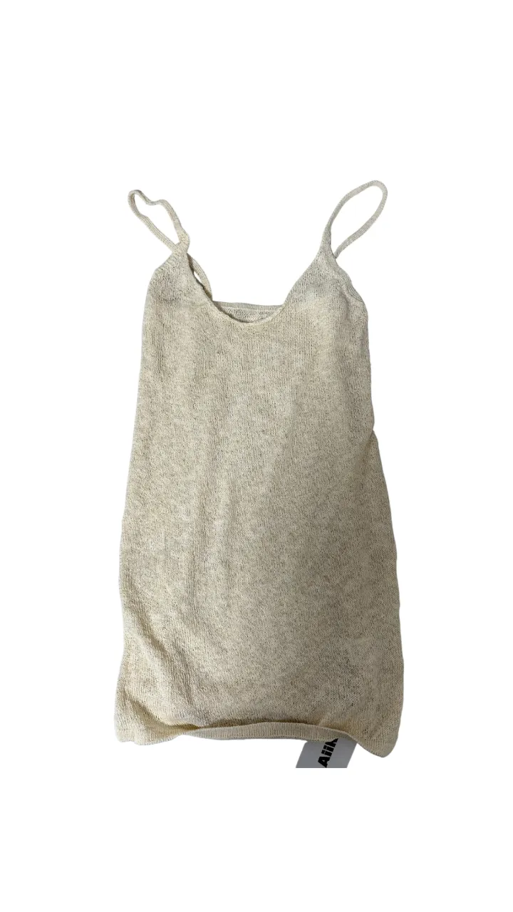 Vestifo de tejido color crudo con tiras finas.