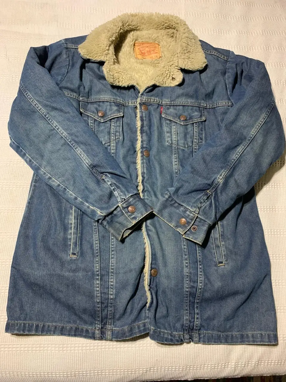 Campera de jean Levi's con forro de sherpa en el interior y cuello. Ideal para el invierno, estilo vintage.