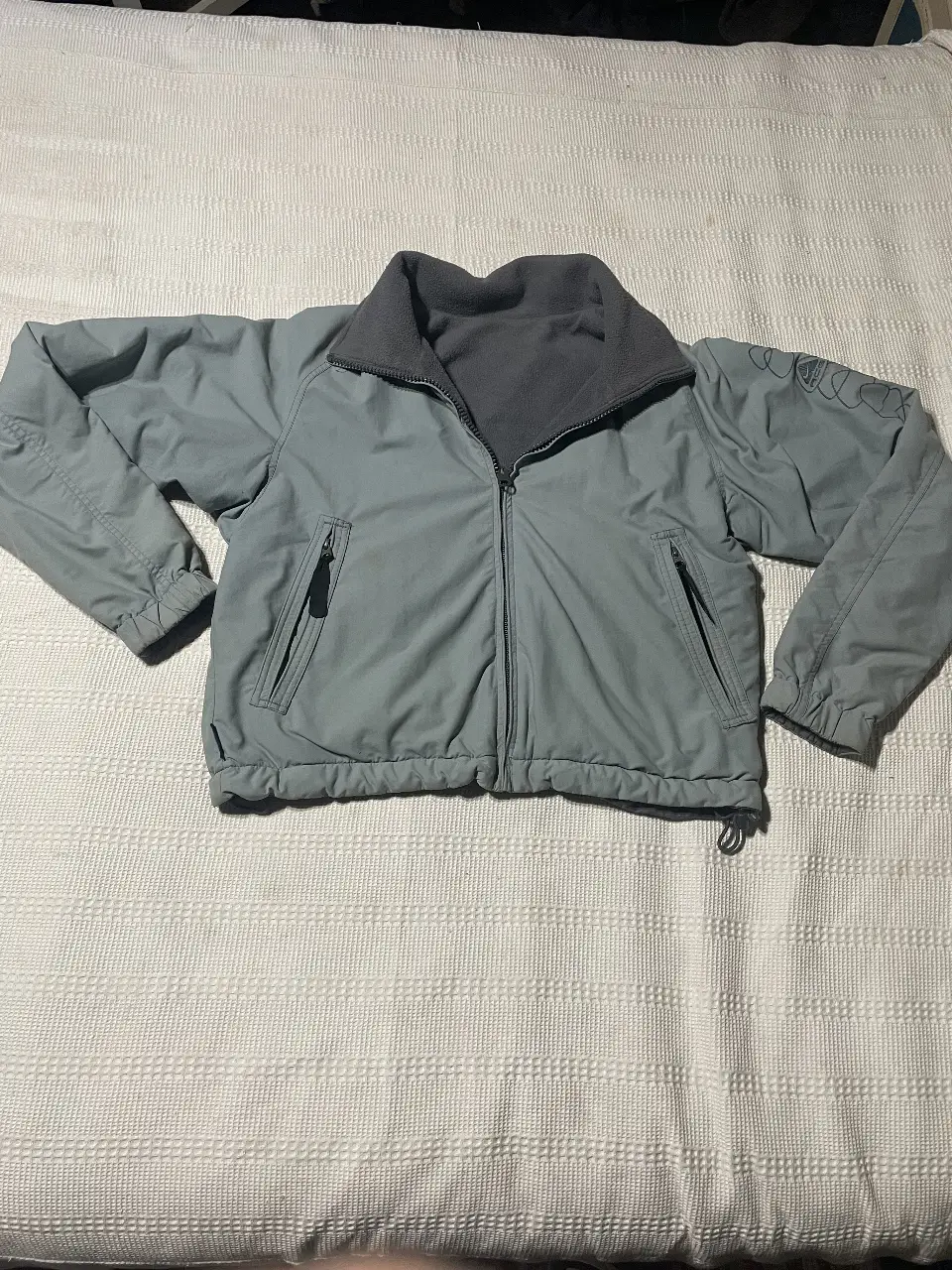 Campera reversible gris, con cierre y bolsillos. Ideal para el invierno.