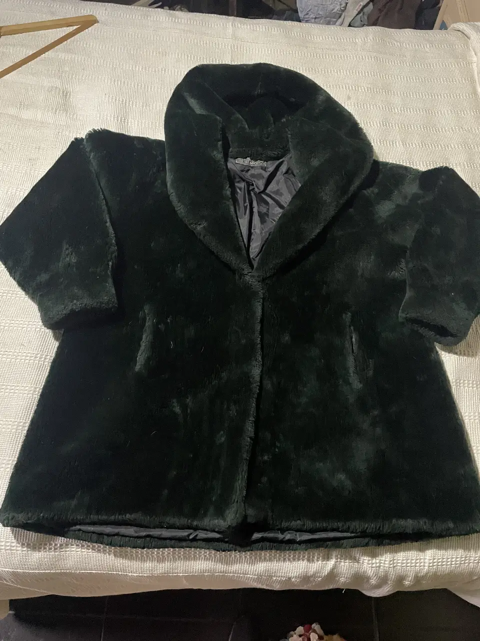 Tapado de piel sintética verde oscuro, con cuello grande y solapas. Ideal para el invierno, abrigo y estilo en una sola prenda.