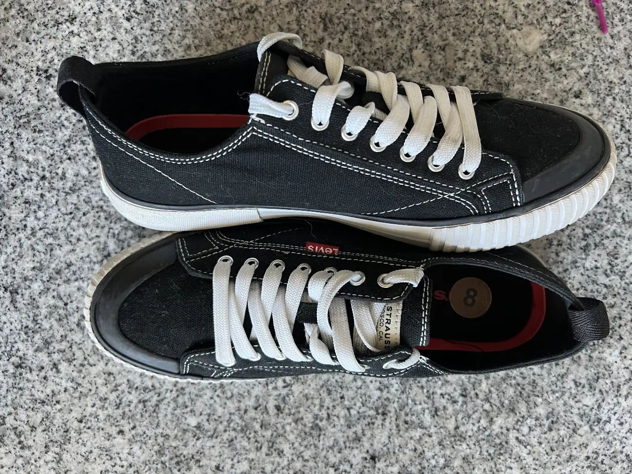 Zapatillas Nike de running para mujer, color gris con detalles en negro y suela blanca. Ideales para entrenamientos y uso diario.
