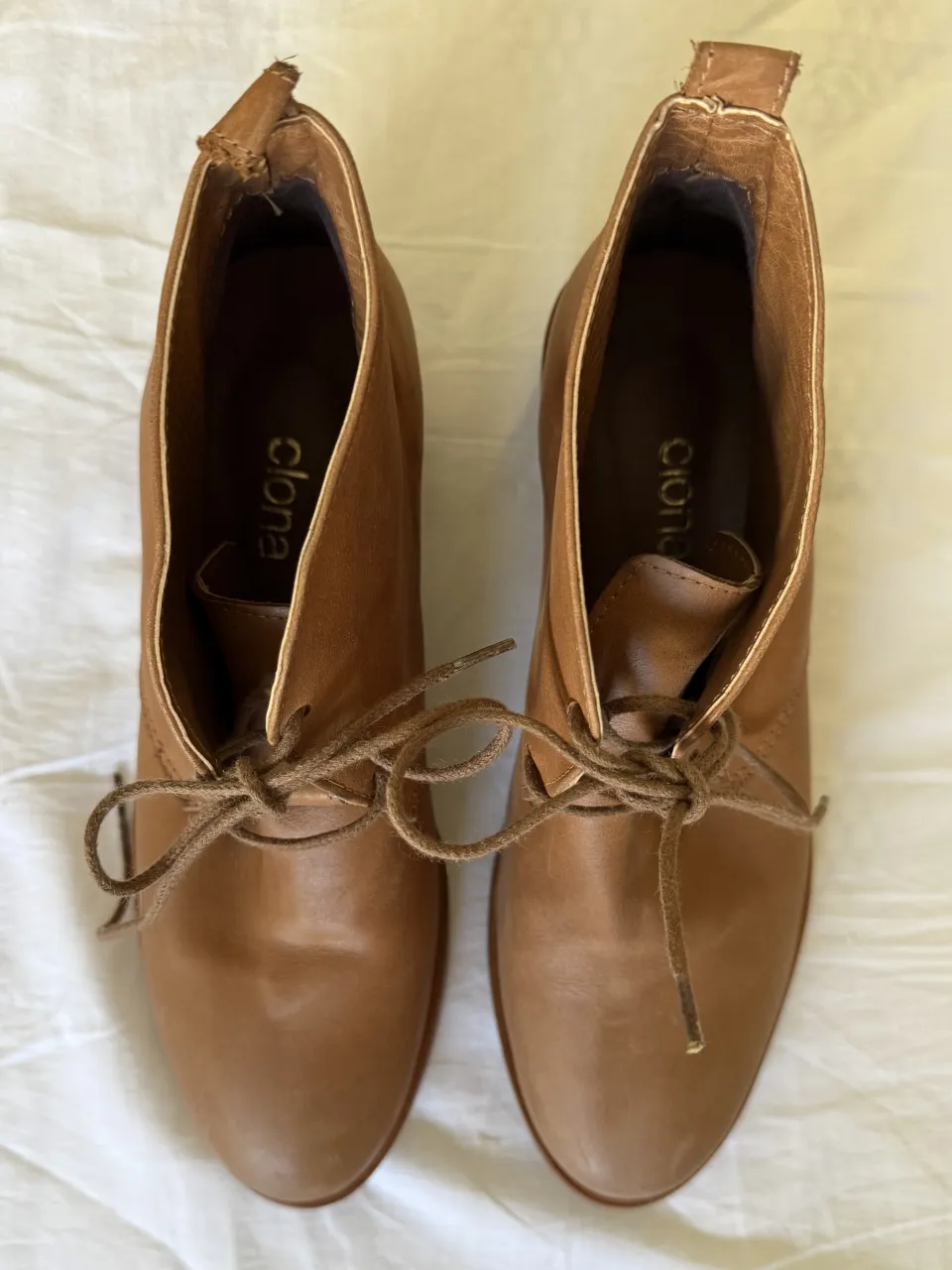 Botitas de cuero color suela con cordones y taco bajo. Hermoso diseño moderno y atemporal, combinable con diferentes outfit, tanto para dia como noche. Muy poco uso, se puede apreciar en las fotos. 