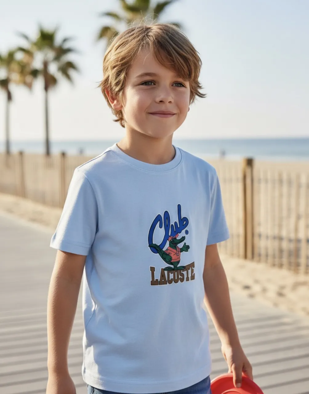 Remera de niño de color celeste con un divertido estampado en el frente que presenta un cocodrilo' Ideal para días de verano, esta prenda es perfecta para disfrutar al aire libre, en la playa o en paseos. Su diseño fresco y colorido la convierte en una opción versátil para el guardarropa infantil.