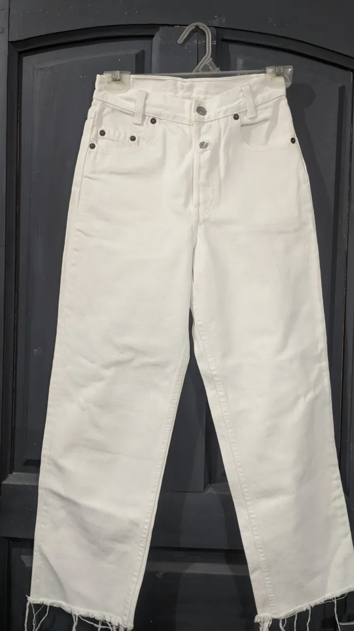 wide leg levis vintage sin detalles
34. es rígido 