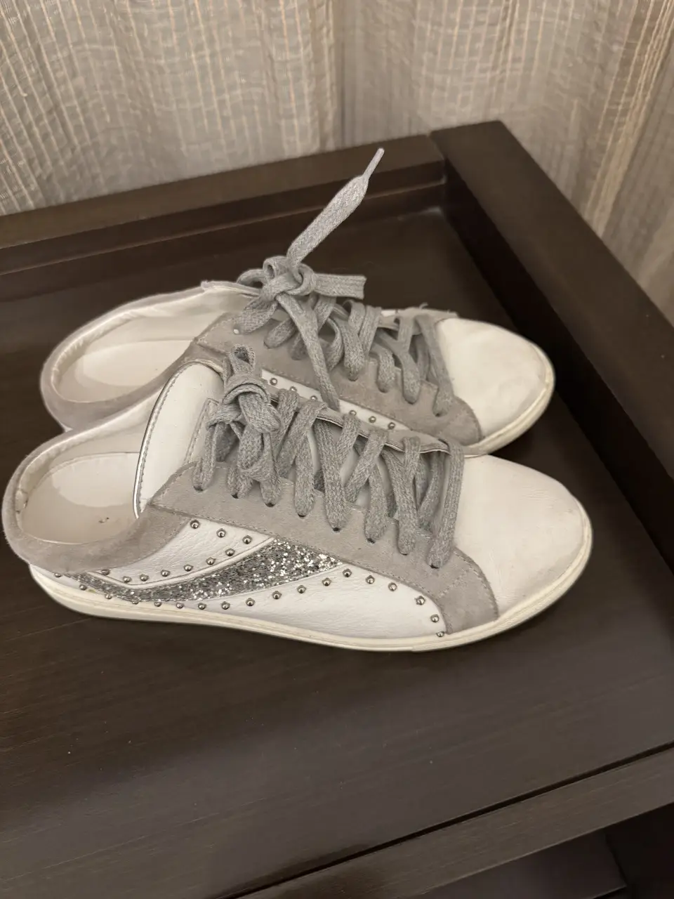 Zapatillas de mujer estilo casual, color blanco con detalles en gris y brillos. Ideales para un look moderno y cómodo.