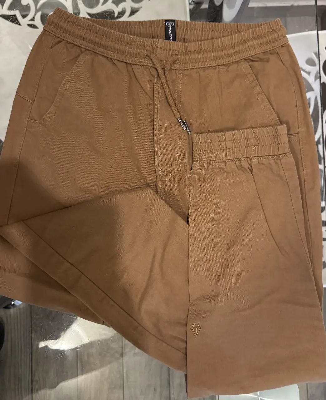 Pantalón chino de hombre color marrón, con cintura elastizada y cordón. Marca Volcom, talle 14.