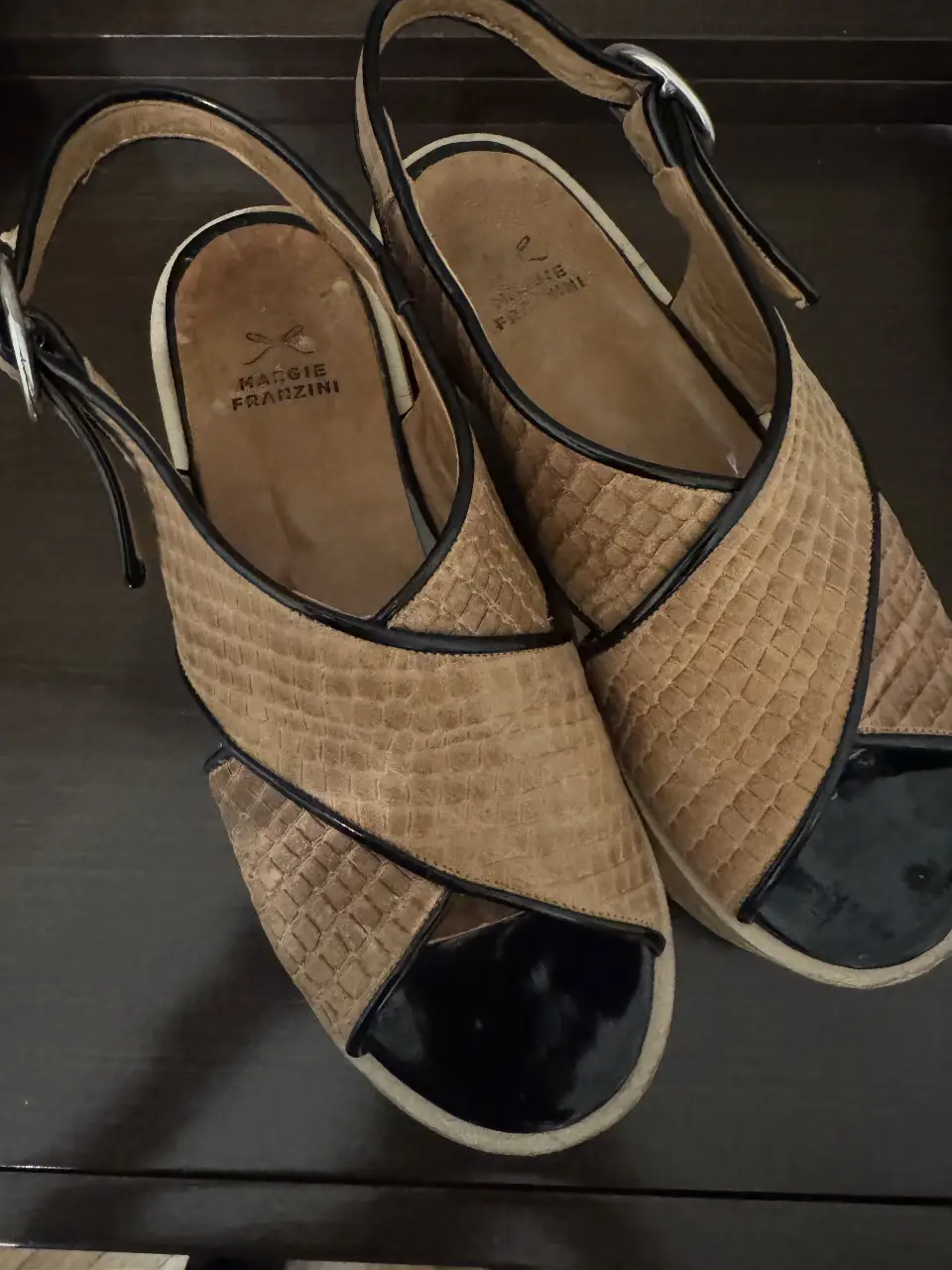 Sandalias Margie Franzini de cuero con plataforma de corcho y detalles en negro. Ideales para un look casual y elegante.