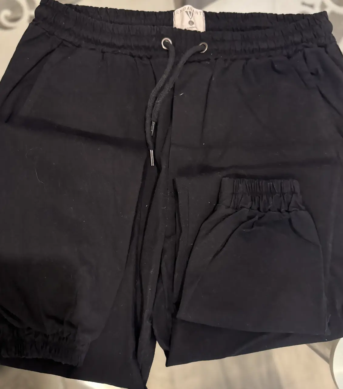 Pantalón de hombre negro, de tela suave y cómoda, con cintura elastizada y cordón ajustable. Ideal para un look casual y relajado. largo Total 1 mt