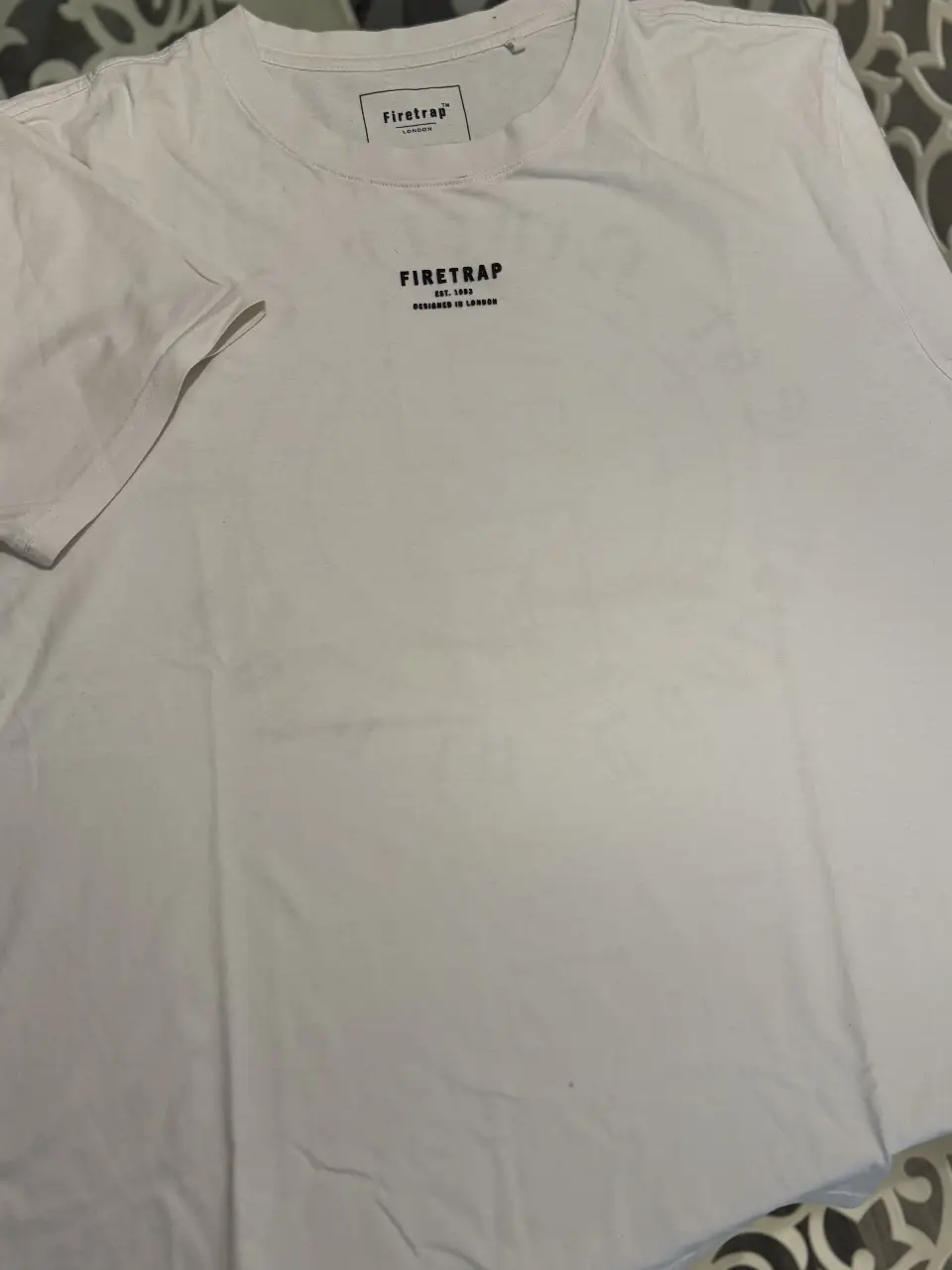 Remera blanca de hombre de la marca Firetrap, con estampado en el frente y la espalda. Talle M, ideal para un look casual y cómodo.54 ancho 67 largo 