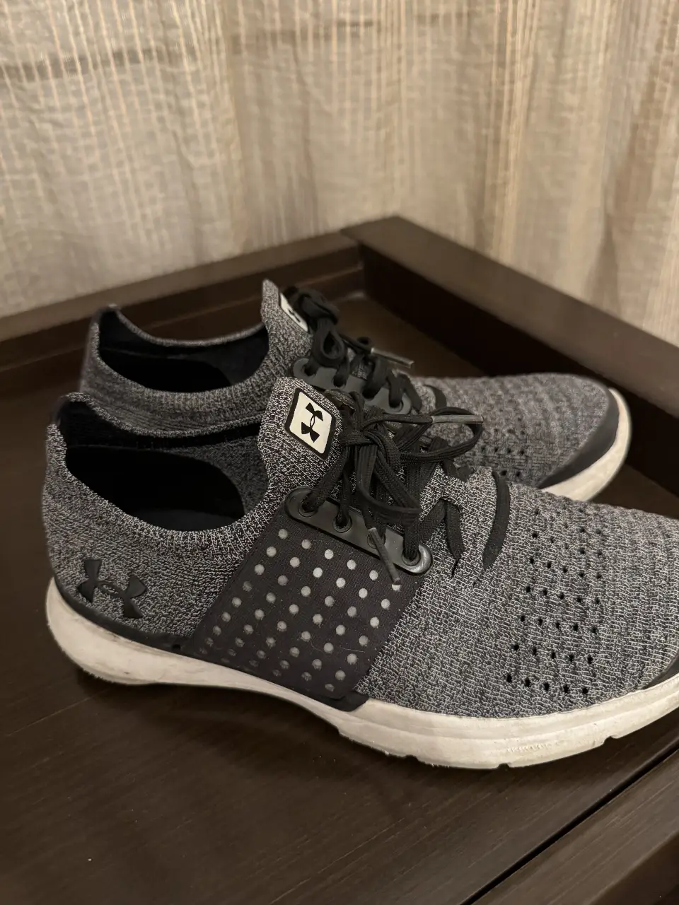 Zapatillas Under Armour grises y negras para hombre. Ideales para running o uso diario. Talle 6.5Y.
