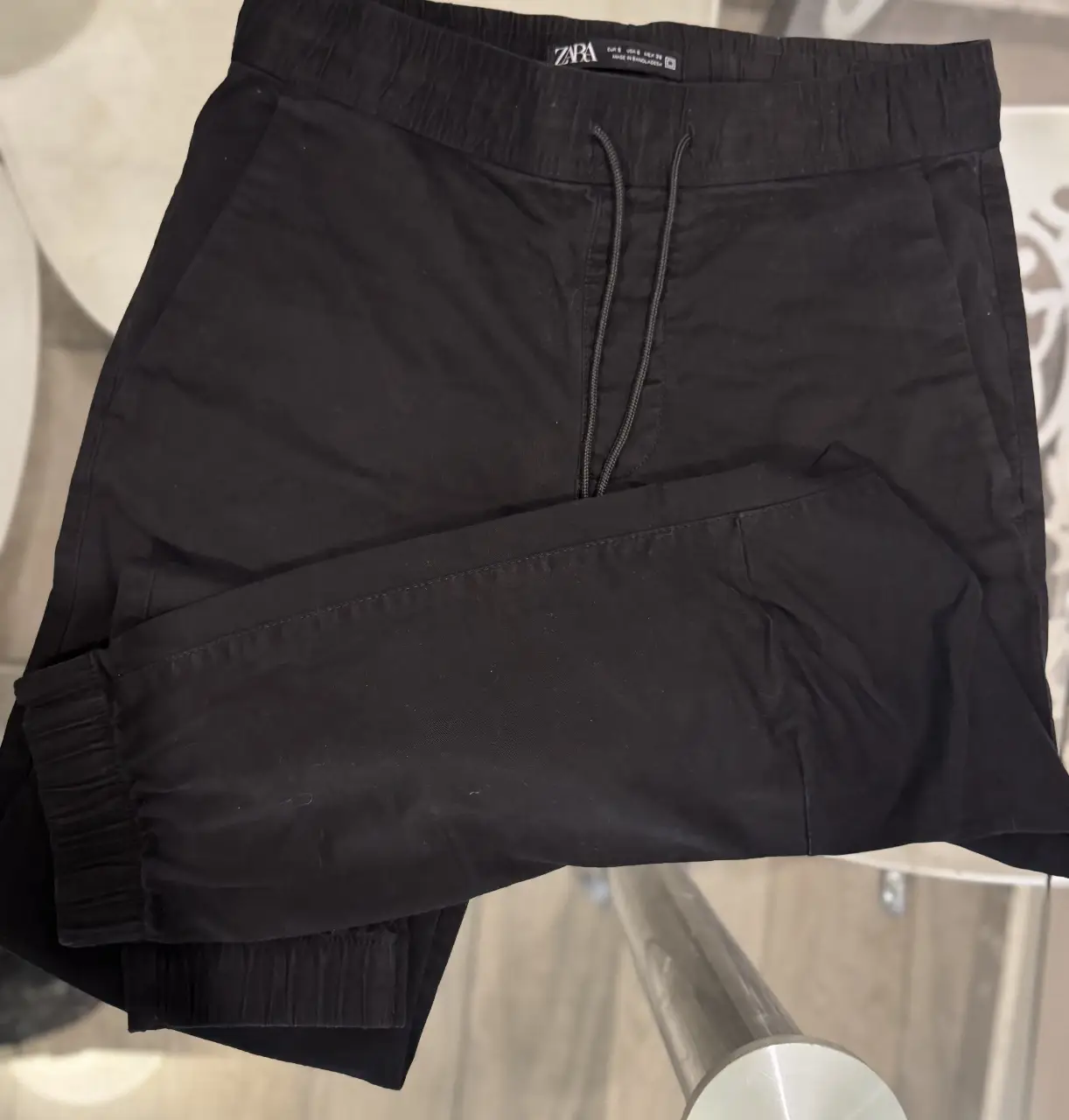 Pantalón de hombre negro de la marca Zara, estilo jogger con cintura elastizada y cordón. Ideal para un look casual y cómodo.