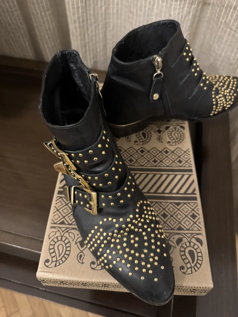 Botines negros de cuero con tachas doradas y hebillas. Talle 38, hechos en Argentina. Estilo rocker y elegante.