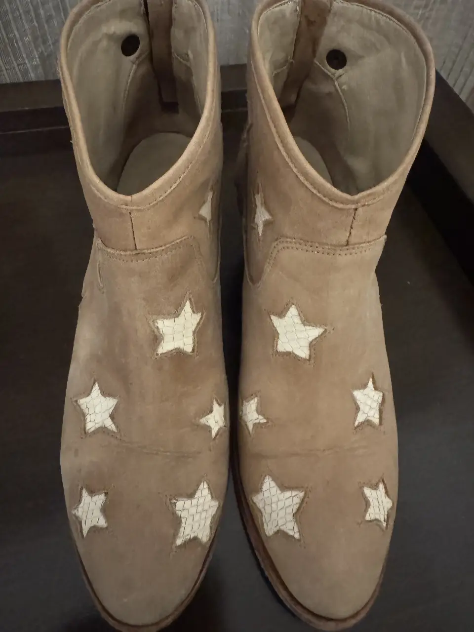 Botines de gamuza color marrón con detalles de estrellas blancas. Tienen cierre en la parte trasera y taco de madera. Marca Kosiuko, talle 39.