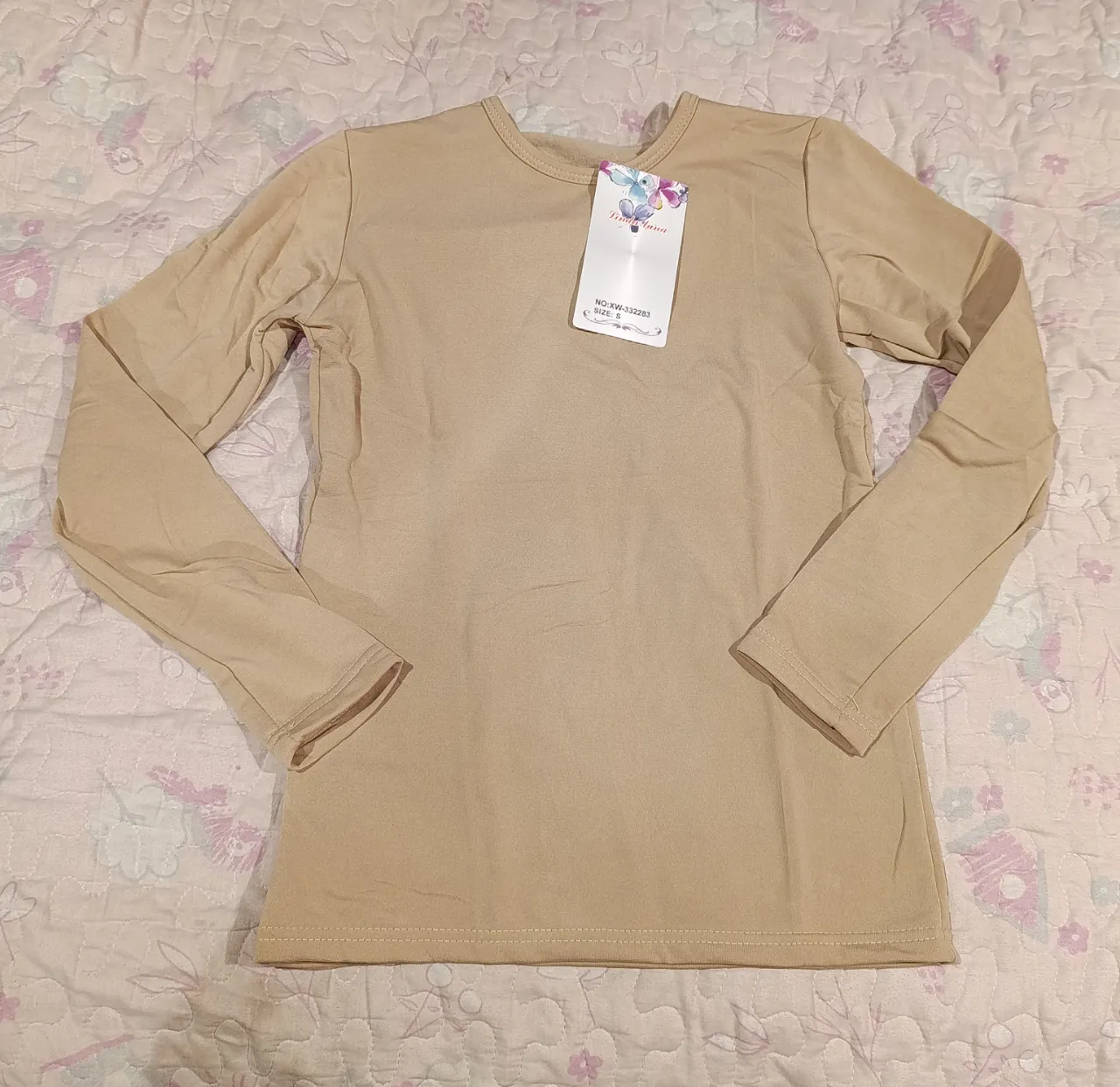 Remera térmica fina color beige, perfecta para mantenerte abrigada sin perder comodidad. Ideal para el día a día o como base para tus looks de invierno. Su tejido liviano y suave se adapta al cuerpo, brindando calidez y estilo.