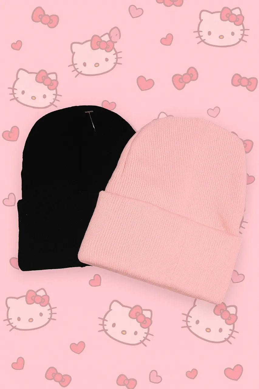 Conjunto de dos gorros tejidos, uno negro y otro rosa pálido. Ideales para mantener la cabeza abrigada en días fríos, con un diseño liso y clásico que combina con todo. Perfectos para un look casual y cómodo.

Talle único!