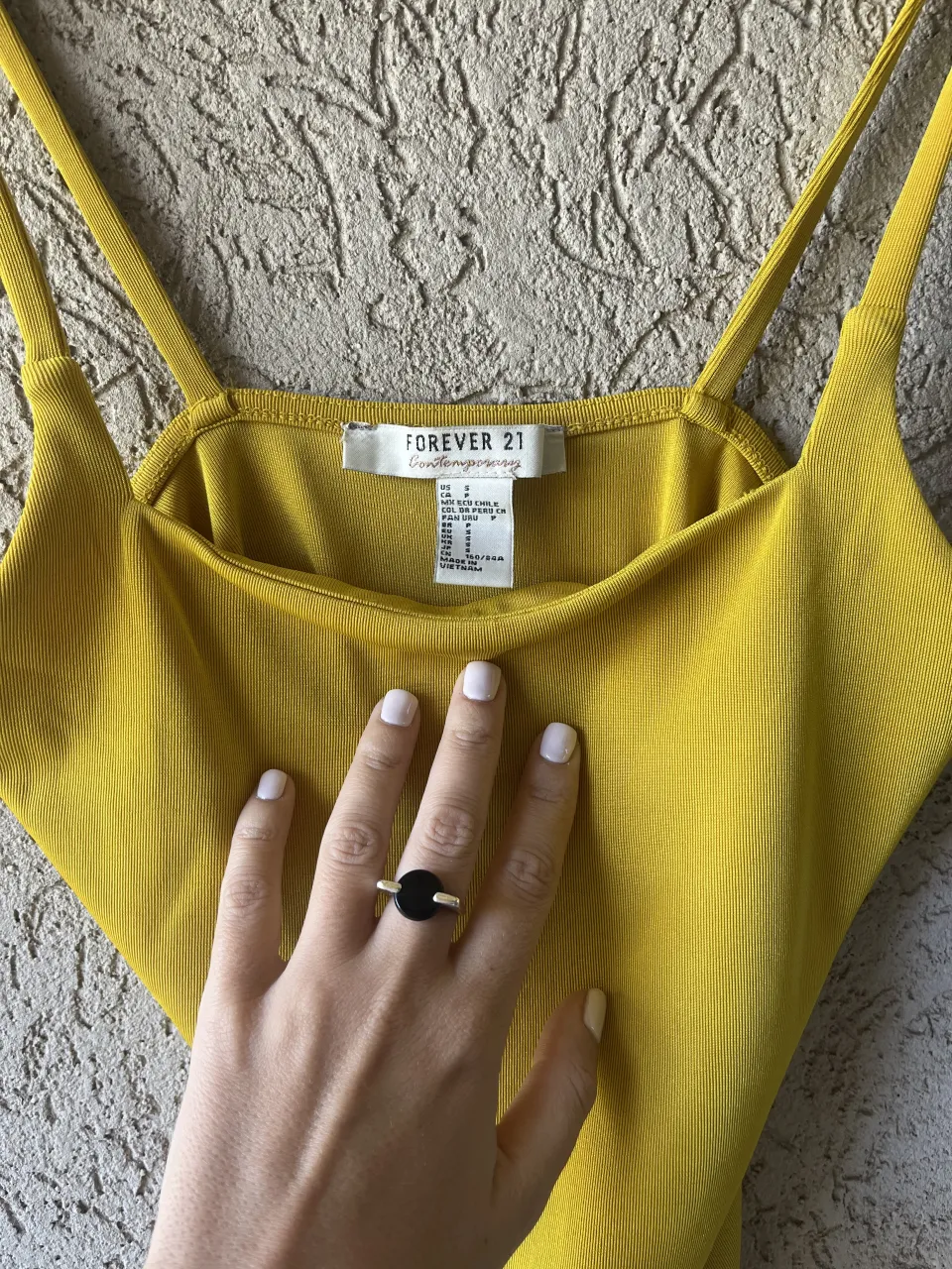 Top mostaza de breteles finos y escote cuadrado.