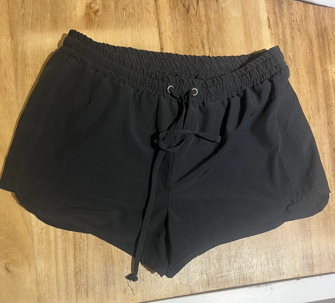 Short deportivo negro con cintura elastizada y cordón de ajuste. super cómodo y fresco
