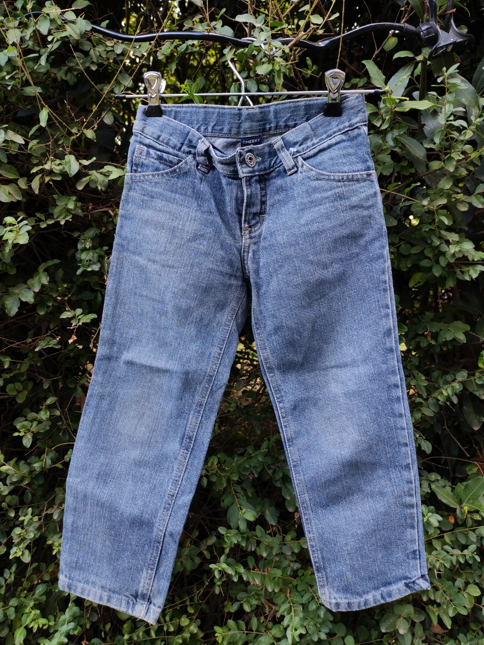 Jean para nena, color azul clásico. Tiene un diseño moderno y cómodo, ideal para el día a día. Posee detalles de apliques en los bolsillos traseros que le dan un toque canchero. Con cintura regulable