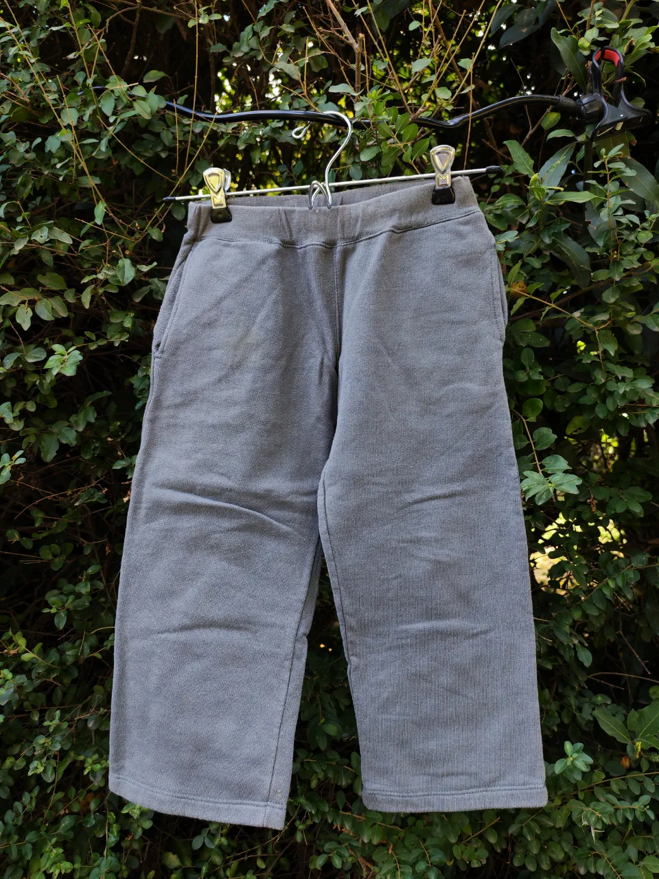Pantalón de algodón gris, ideal para el día a día. Posee bolsillos y un detalle de cinta en uno de ellos. Cómodo y canchero.