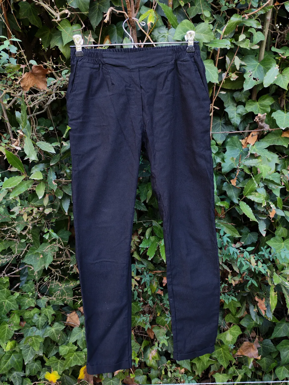 Pantalón negro de corte recto, con cintura elastizada y bolsillos. Ideal para un look casual y cómodo.
