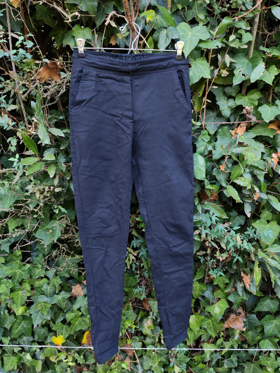 Pantalón negro tiro alto, con cintura elastizada y bolsillos. Un básico súper cómodo y versátil para tu día a día.