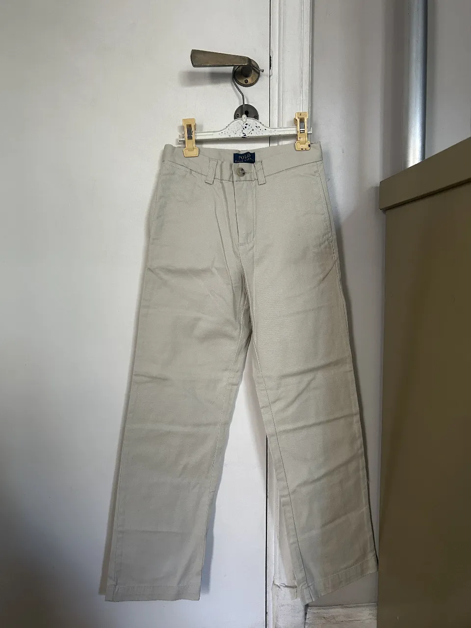 Pantalón chino beige de niño, de la marca Polo Ralph Lauren, talle 7. Ideal para un look casual y preppy.