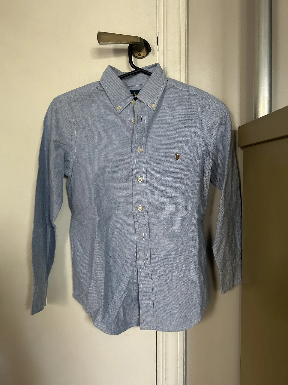 Camisa celeste de hombre Ralph Lauren, Custom Fit, manga larga, con el logo del caballo bordado en el pecho. Ideal para un look casual y elegante.