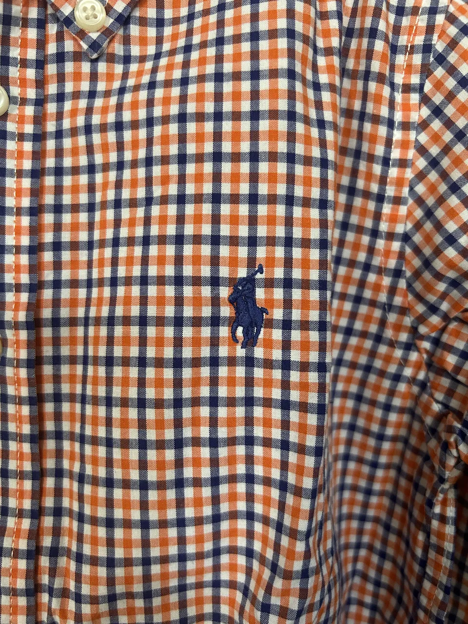 Camisa a cuadros para niño, manga larga, con el logo de la marca bordado en el pecho. Ideal para un look casual y cómodo.