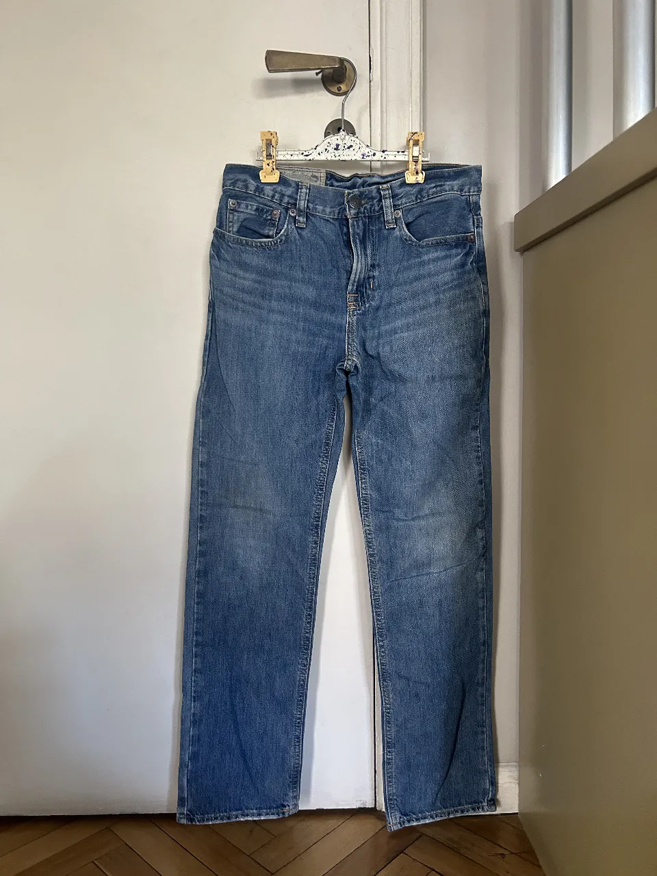 Jeans rectos de hombre, color azul, de la marca Polo Ralph Lauren. Talle 32. Ideal para un look casual y cómodo.