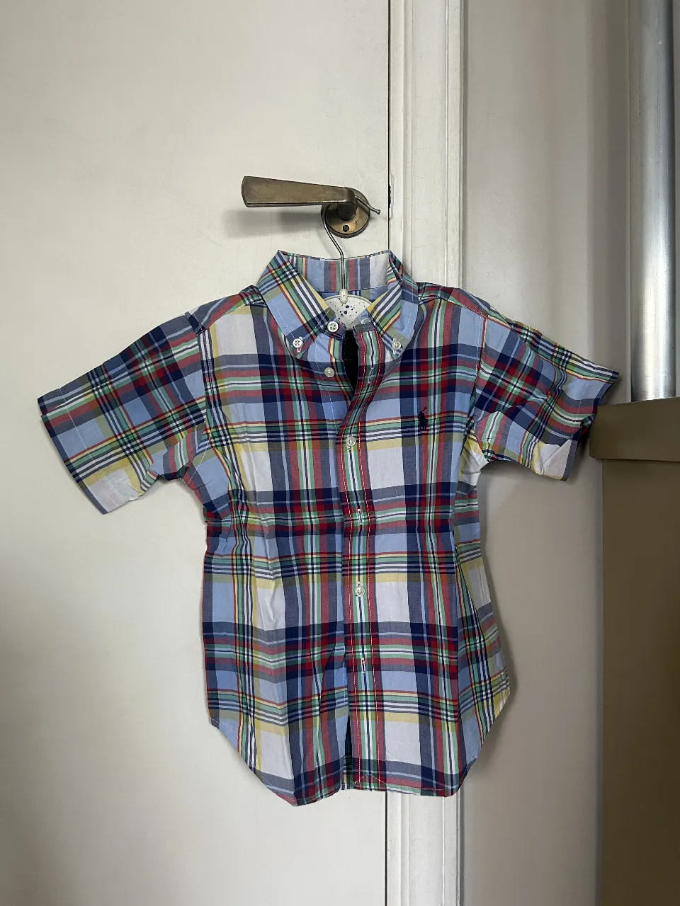 Camisa a cuadros Ralph Lauren para niño, manga corta, con el logo del jugador de polo bordado. Ideal para un look casual y fresco.