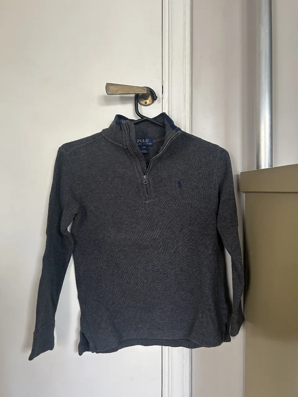 Sweater de hombre Polo Ralph Lauren gris con cierre y cuello alto. Talle S(8). Ideal para un look casual y abrigado.