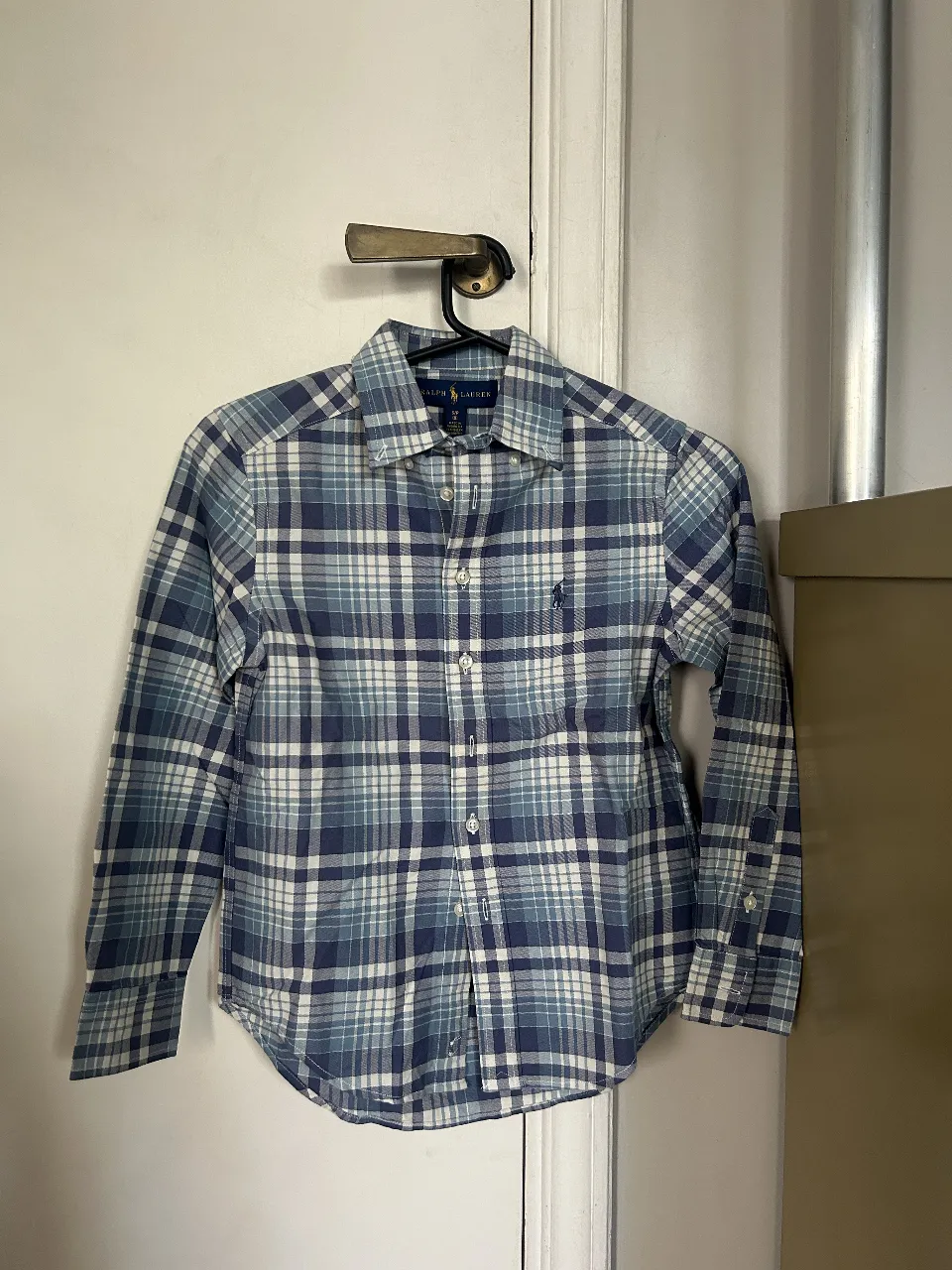 Camisa a cuadros Ralph Lauren para niño, manga larga, en tonos azules y blancos. Ideal para un look casual y cómodo.