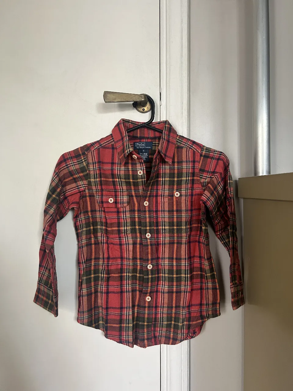 Camisa a cuadros roja y verde de la marca Polo by Ralph Lauren, talle 5. Ideal para un look casual y abrigado.