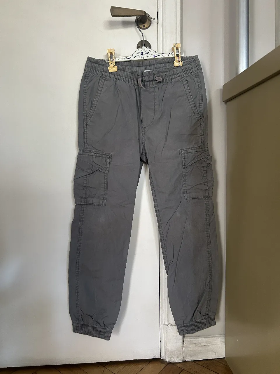 Pantalón cargo gris de GAP Kids, con cintura elastizada y bolsillos laterales. Talle L, ideal para un look casual y cómodo.