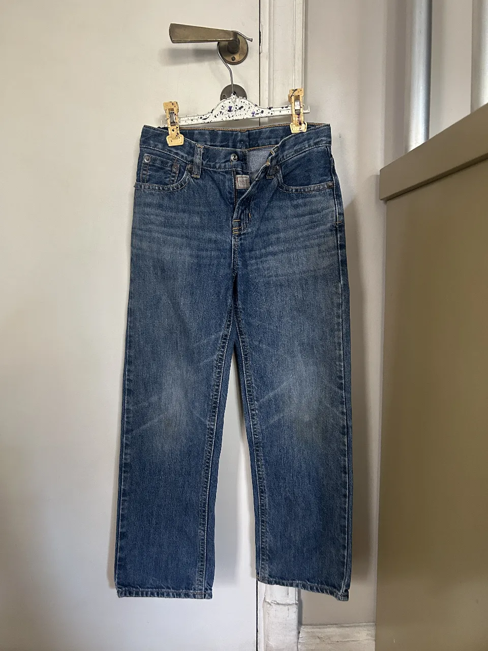 Jeans azul de niño, corte recto, con etiqueta de la marca Polo Ralph Lauren. Talle 6.
