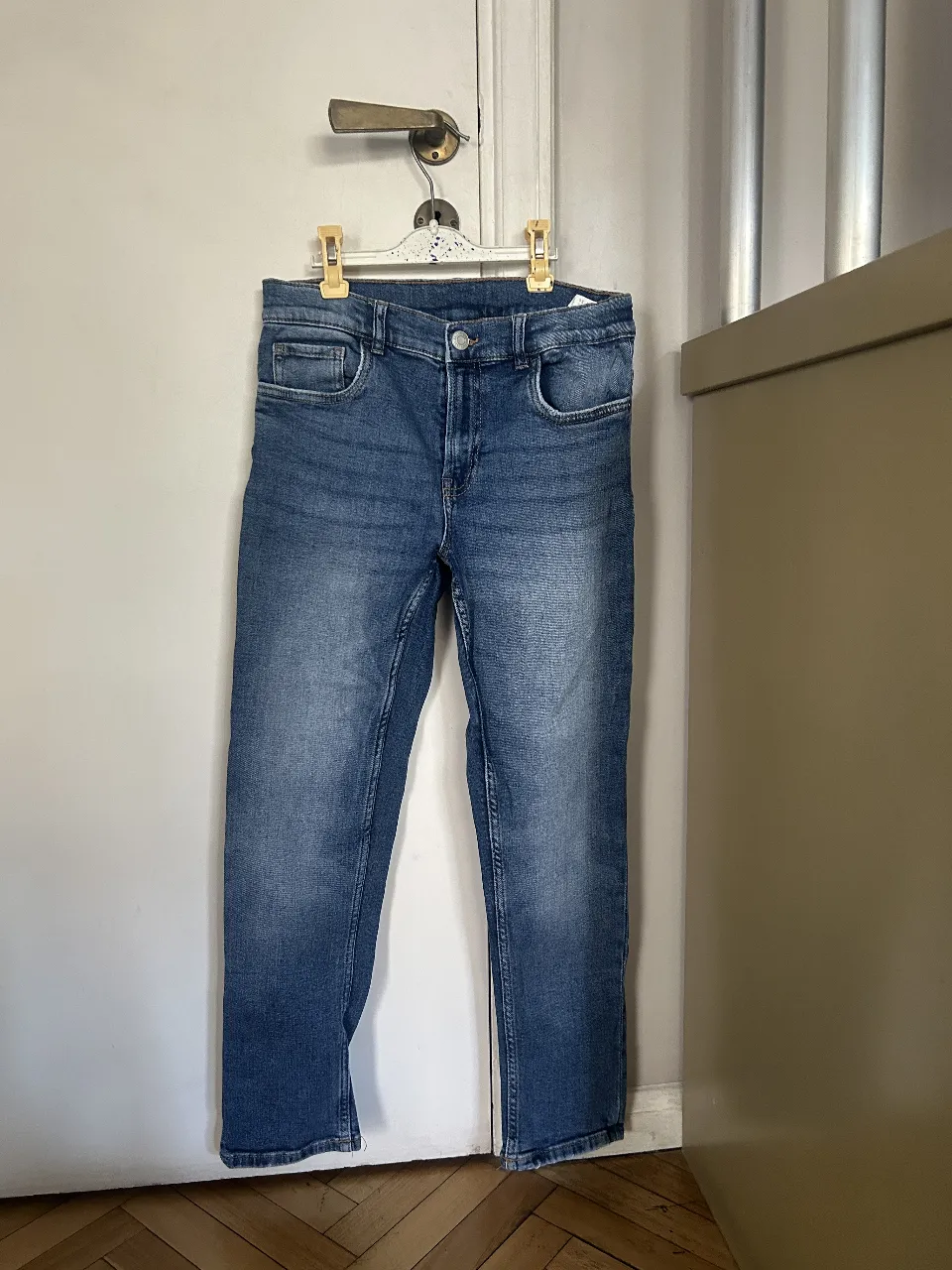 Jeans de hombre, corte recto, color azul. Marca Zara, talle 11-12 para niños. Ideal para un look casual.