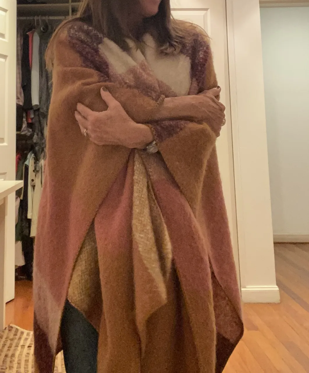 Poncho de lana tejido a cuadros en tonos marrones y rosas, ideal para el invierno. Prenda abrigada y con estilo artesanal. TALLE UNICO.