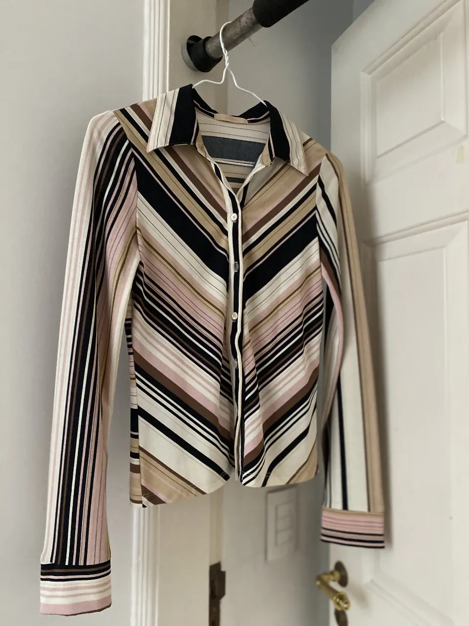 Camisa de mujer con estampado a rayas en tonos neutros. Ideal para un look vintage y elegante.