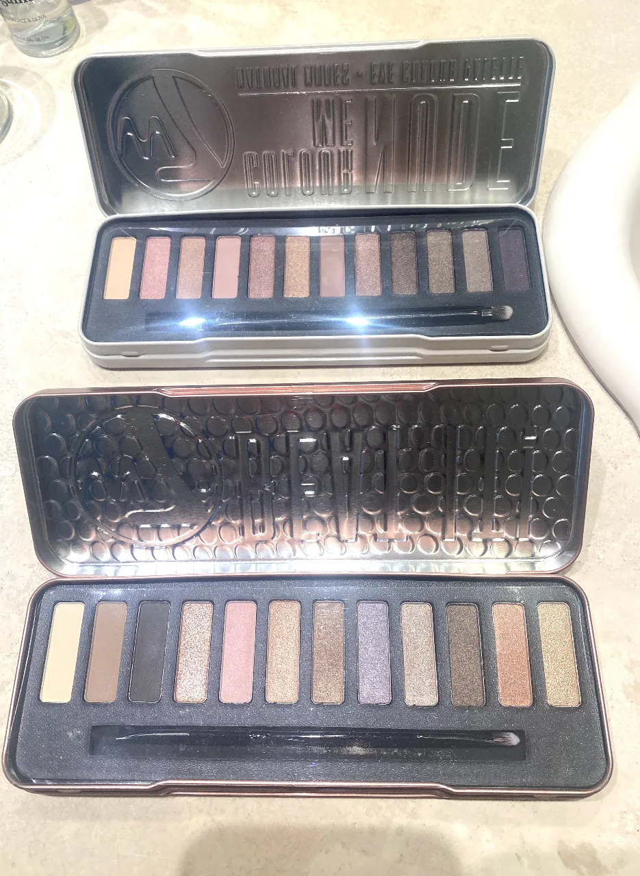 Paleta de sombras de ojos con una variedad de tonos neutros y cálidos, ideal para crear looks versátiles. Incluye un aplicador de doble punta.