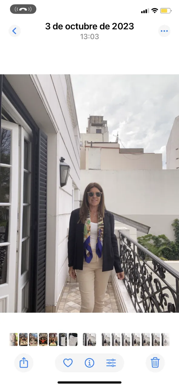Blazer italiano, negro, de mujer, algodon frizado con un solo botón. Para un look canchero y versátil. Perfecto para combinar con pantalones sastreros o jeans.