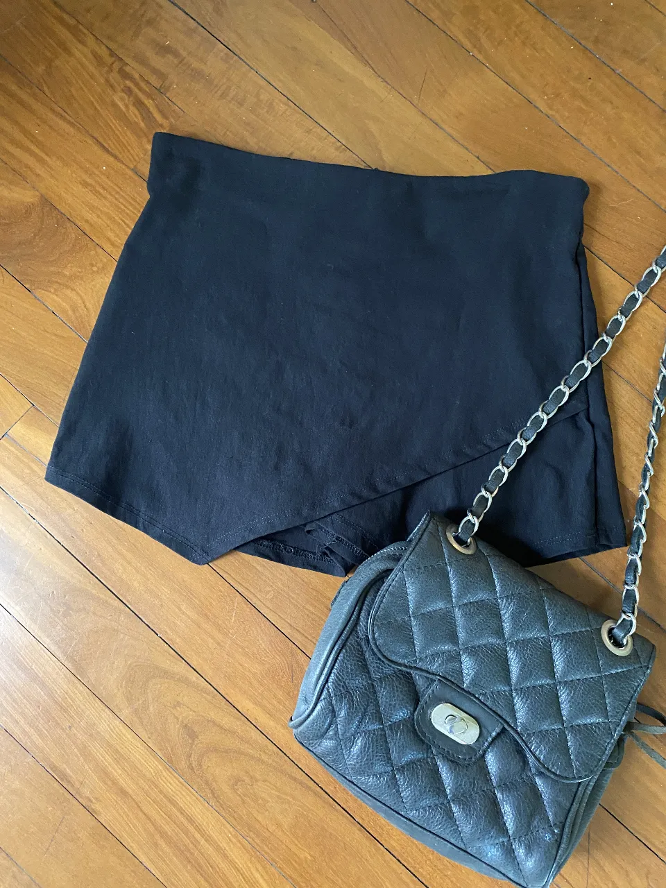 Short negro de tela con spandex, ideal para un look casual y moderno. Perfecto para combinar con diferentes tops y crear outfits versátiles.