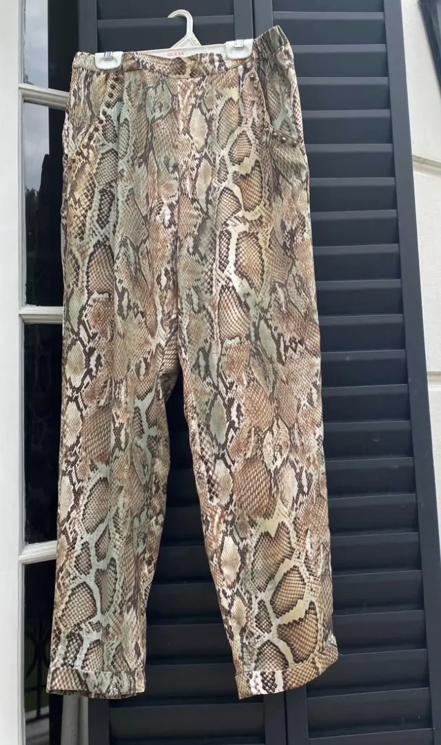 Pantalón de seda Zara, suelto, con estampado animal print y tallas alrededor de bolsillos delanteros, ideal para un look audaz y moderno. Perfecto para combinar con gorras, una remera básica y zapatillas.