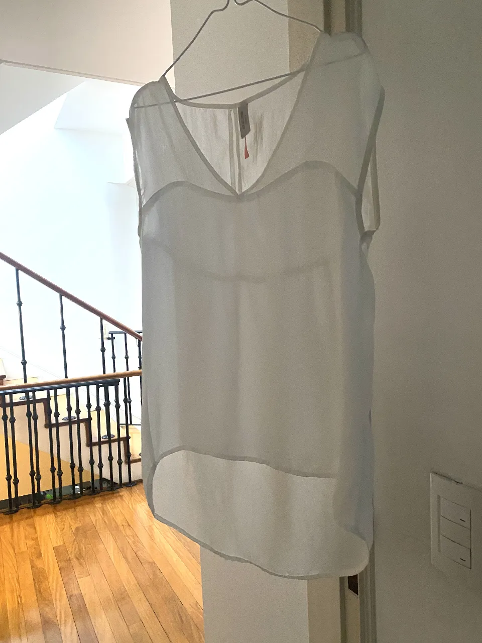 Blusa de mujer blanca, con escote en V y diseño delicado. Ideal para un look fresco y elegante.