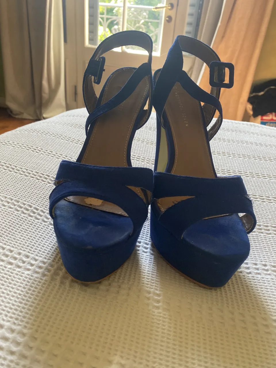 Sandalias de tacón alto en gamuza azul, con plataforma y pulsera al tobillo. Ideales para fiestas y eventos.